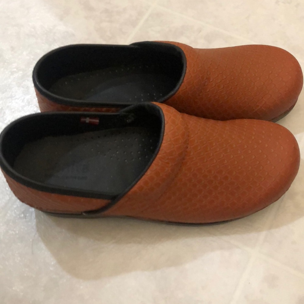 Adorable Sanita clogs- great condition